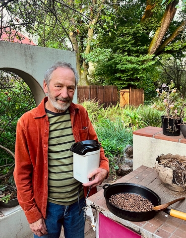 Popping for coffee: Unconventional roasting with retiree, Stanley Sher - <p>Words by Ayanda Dlamini




In a world where coffee roasting has become a high-tech affair, there was a certain charm in discovering a master of the craft who has found a unique and humble tool f...</p>