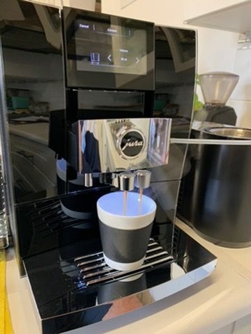 Watch: Twenty One questions with the JURA Z10! - <p>We love getting our hands on new products and giving them a red hot go (sorry, been watching Aussie Masterchef a bit recently) in the Coffee Magazine test kitchen! 

This week we had the JURA Z...</p>