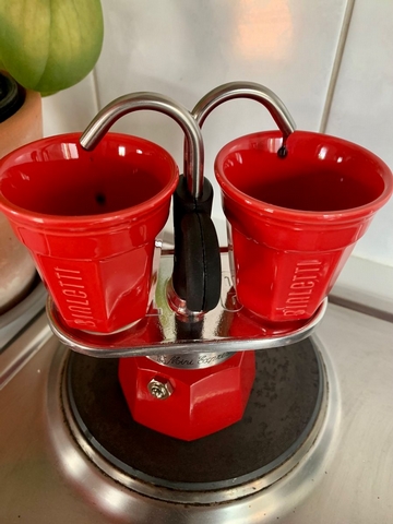 Christmas gift idea #1 - The Bialetti Mini Express (in red, because it's Christmas!) - <p>Words and images by Iain, Coffee Mag Publisher. 

There are officially only 6 weeks left to Christmas, and if you're anything like me, you probably haven't given Christmas shopping a single ...</p>