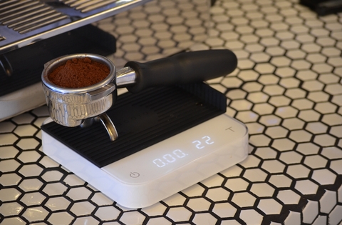 Let's get technical: What's the benefit to weighing your coffee when you brew? - <p>Let's get technical: What's the benefit to weighing your coffee when you brew?

Words by Daniel Erasmus

 

The base question behind this article is "why should I care about we...</p>